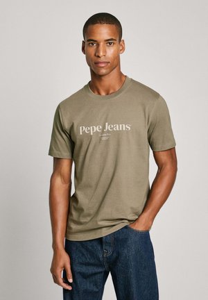 Camiseta de algodón verde oliva de manga corta, con un destacado logo blanco de "Pepe Jeans" en el pecho y un cuello redondo.