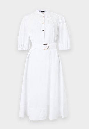 Hvid bomulds kjole med korte puff ærmer, knaplukning og en indsnævret talje-bælte med en gylden spænde.