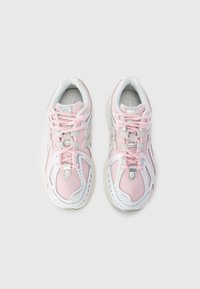 Rosa og hvite trainers laget av mesh og syntetiske materialer, rund tå, snøring foran, reflekterende detaljer og teksturerte overflater.