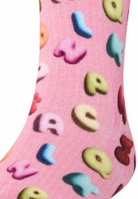 Różowe skarpetki z kolorowymi, wypukłymi literami w różnych odcieniach, w tym niebieskim, żółtym i czerwonym, rozrzucone po powierzchni.