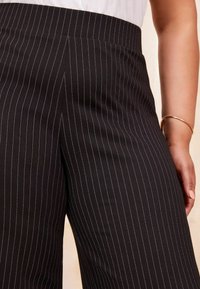 Curves Like These PINSTRIPE PONTE TAILORED - Kalhoty - grey