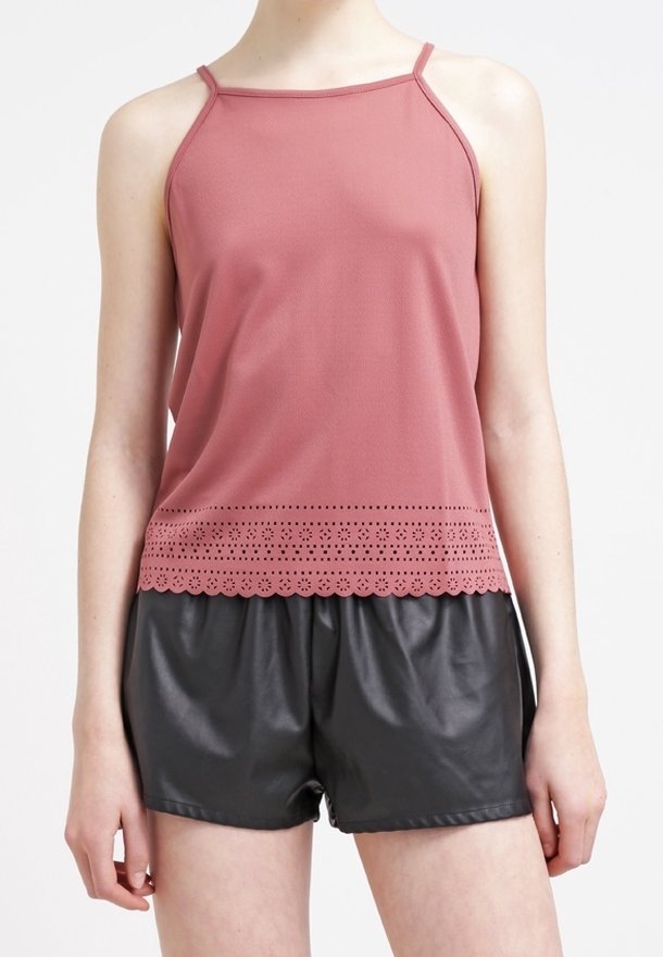 Top senza maniche rosa con orlo in pizzo scallop e piccolo motivo a intaglio, abbinato a pantaloni corti neri lucidi, adatto per un abbigliamento casual.