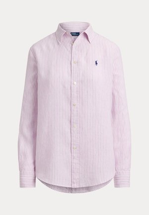 Svetlofialová pruhovaná košeľa na gombíky s klopeným golierom, dlhými rukávmi a malým vyšívaným logom na hrudi. Textúra bavlnenej látky.