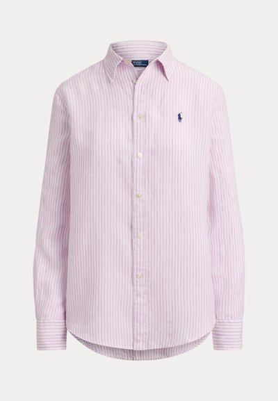 Ανοιχτό ιώδες πουκάμισο με ρίγες και κουμπιά, με μυτερό γιακά, μακριά μανίκια και μικρό κεντητό λογότυπο στο στήθος. Υφή βαμβακερού υφάσματος.