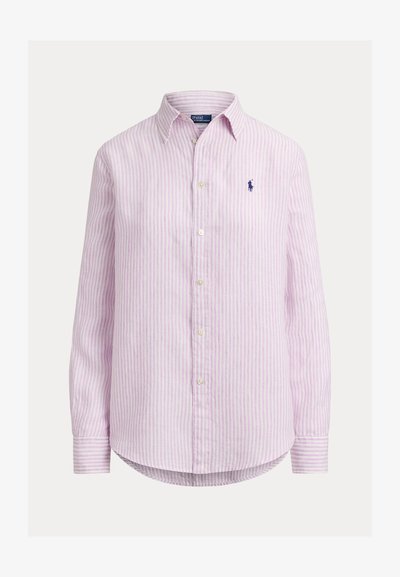 Ανοιχτό ιώδες πουκάμισο με ρίγες και κουμπιά, με μυτερό γιακά, μακριά μανίκια και μικρό κεντητό λογότυπο στο στήθος. Υφή βαμβακερού υφάσματος.