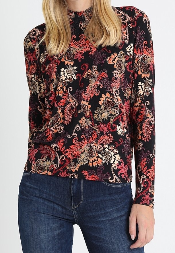 Top lungo nero a maniche lunghe con motivo floreale in rosso, arancione e crema. Tessuto morbido, scollo alto e design aderente abbinato a jeans scuri.