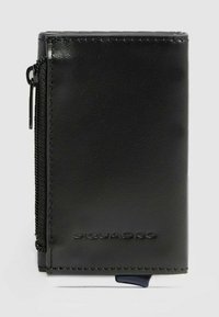 Zwarte leren portemonnee met een gladde textuur, rechthoekige vorm, zijrits en geperst logo aan de voorkant. Compact en functioneel ontwerp.