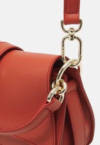 Furla FLOW MINI TOP HANDLE - Kabelka - cannella