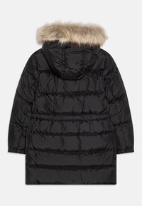 Czarna kurtka puchowa z odpinanym futrzanym kołnierzem na kapturze, poziomo pikowany design, długie rękawy i długość do połowy uda.