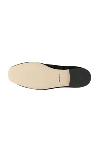 Suola nera di scarpa con una superficie liscia di un delicato beige chiaro. Presenta un accento in gomma sul tallone e una texture sottile per una migliore aderenza. Branding visibile.