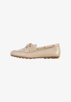 Mocassino beige in pelle scintillante con allacciatura frontale, cuciture moc toe e suola in gomma, progettato per un uso casual.