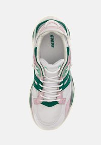 Weiße Sneaker mit rosa und grünen Akzenten, aus Mesh- und Synthetikmaterialien, runder Schuhspitze, dicker Sohle, Schnürsenkeln und "GUESS"-Logo auf der Zunge.