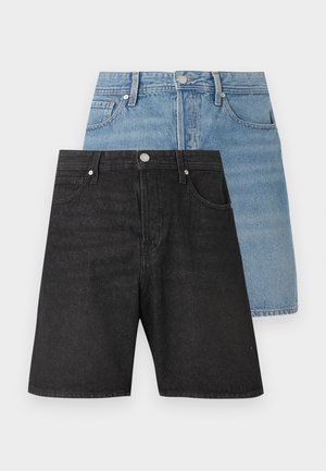 Fekete farmer rövidnadrág világoskék farmer szoknya előtt rétegezve, mindkettőn övbújtatók, gombos záródás és első zsebek.