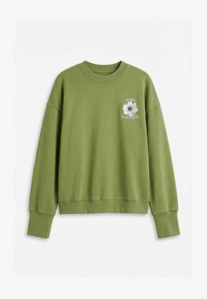 Πράσινο φούτερ με λαιμόκοψη, μακριά μανίκια και μικρό λευκό γραφικό λουλουδιού με κείμενο στην αριστερή πλευρά του στήθους.