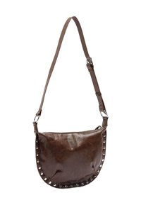 Brązowa skórzana torba na ramię o zaokrąglonym kształcie, z zamkiem błyskawicznym i metalowymi ćwiekami wzdłuż krawędzi. Regulowany pasek i gładka faktura.