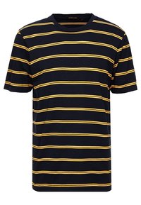 Camiseta de algodón azul marino con rayas amarillas horizontales, mangas cortas y escote de barco. Textura suave con un corte holgado.