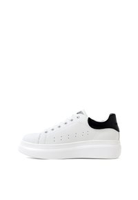 Bílé tenisky s hladkým koženým povrchem, černý akcent na patě, šněrovací design, perforace po stranách a silná bílá podrážka.