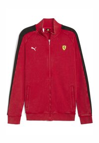 Rød zip-up jakke lavet af blødt stof, med sorte sidelister, et Puma-logo på brystet og et Ferrari-emblem på venstre side.