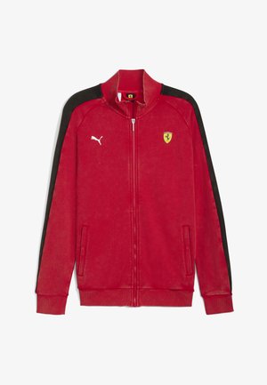 Crvena zip-up jakna od mekog materijala, s crnim bočnim trakama, Puma logom na prsima i Ferrari grbom s lijeve strane.