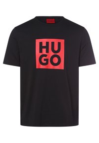 Czarna bawełniana koszulka z dużym czerwonym kwadratem i grubymi czarnymi literami "HUGO". Klasyczny design z okrągłym dekoltem.
