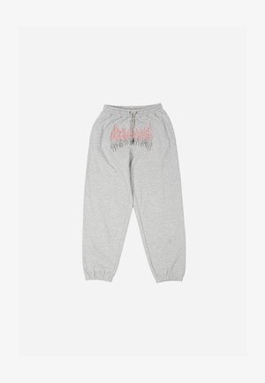 Pantalones de chándal grises hechos de una tela suave, con una cintura elástica con cordón y un estampado gráfico inspirado en llamas en rojo y negro.