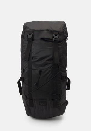 Schwarzer Rucksack aus strapazierfähigem Stoff. Verfügt über verstellbare Träger, einen Rolltop-Verschluss und Details mit Bungee-Schnüren an der Vorderseite.