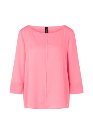 Rosa Bluse mit lockerer Passform, weitem Ausschnitt und Dreiviertelärmel. Glatte Textur mit einer mittigen Naht und kleinem Logo-Detail am Saum.