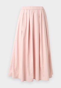 Φούστα ροζ ανοιχτού χρώματος, μακριά, με πτυχές, με ελαστική ζώνη στη μέση και αέρινο ύφασμα, παρουσιάζεται σε απλό ανοιχτό γκρι φόντο.