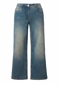Jeans de pierna ancha en denim azul con parches deslavados, que presentan un cierre de botón, diseño de cinco bolsillos y detalles de costura en contraste.