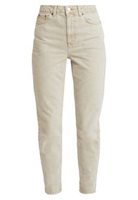 Jeans de tiro alto en color beige, confeccionados en denim con un corte recto, que cuentan con cinco bolsillos y una cremallera en la bragueta con cierre de botón metálico.