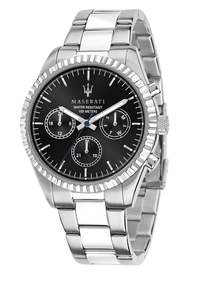 Sölvfärgad rostfritt stål klocka med svart urtavla, tre strävanledare och en roterande strukturerad bezel. Vattenbeständig upp till 100 meter.