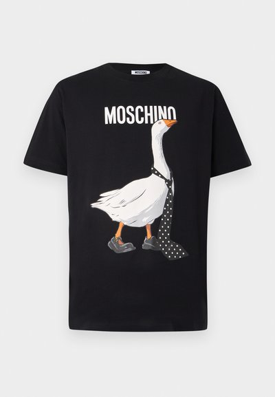 Čierne tričko s bielou grafikou husy, ktorá má na sebe kravatu s bodkami a čierne topánky. Nad dizajnom je nápis "Moschino" bielym písmom.