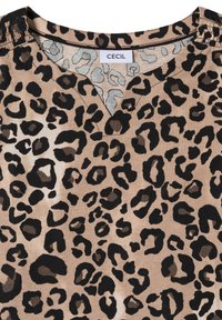 Tissu beige à motif léopard noir et marron foncé, col avec une petite encoche en V et étiquette blanche portant l'inscription "CECIL."