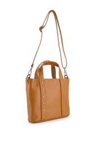 Tan leren handtas met twee korte handvaten en een afneembare lange schouderriem. Heeft zilveren studs langs de zijkanten en een gestructureerd oppervlak.