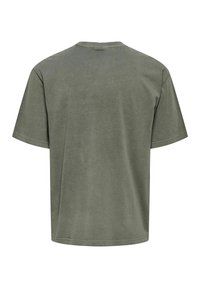 Grøn bomulds t-shirt, korte ærmer, rund hals, ensartet design, blød tekstur, afslappet pasform, ingen synlige logoer eller mønstre.