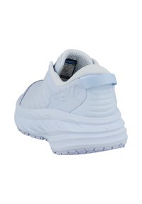 Světlomodrá teniska s texturovaným svrškem, polstrovaným límcem a poutkem. Tlustá bílá mezipodešev s vzorovanou podrážkou. Logo značky na patě.