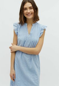 Világoskék, V-nyakú ruha fodros ujjakkal; függőleges csíkokkal és laza szabással készült, puha, textúrált anyagból.