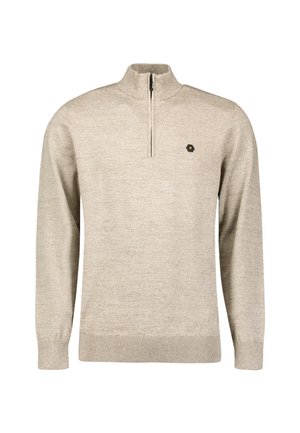 Beige pullover trui met een kwart-rits kraag, gebreide textuur, geribde manchetten en zoom, en een klein zwart hexagonaal logo op de borst.