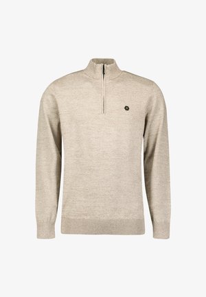 Beige pullover trui met een kwart-rits kraag, gebreide textuur, geribde manchetten en zoom, en een klein zwart hexagonaal logo op de borst.