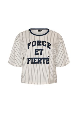 Weißes Kurzarmhemd mit dünnen vertikalen schwarzen Streifen und dunkelblauem Text "FORCE ET FIERTÉ" auf der Vorderseite, dunkelblaue Kragenkante.
