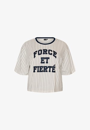 Chemise blanche à manches courtes avec fines rayures verticales noires et texte bleu marine "FORCE ET FIERTÉ" sur le devant, bordure de col bleu marine.