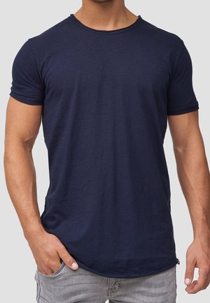 Marineblå kortærmet t-shirt med rund halsudskæring og bølget bund, lavet af blødt stof, der har en glat overflade og minimale syninger.