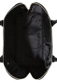 Svart handväska inuti med öppen silverblixtlås, fodrad med slät tyg som har ett subtilt upprepat logomönster och en innerficka på sidan.