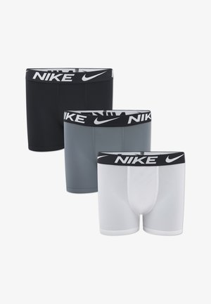 Tri páry boxeriek Nike v čiernej, sivej a bielej farbe. Všetky majú čierny pás s bielym nápisom „Nike“ a priliehavý strih.