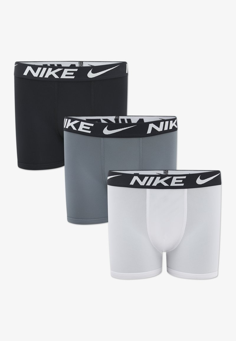 Tri para bokserica Nike u crnoj, sivoj i bijeloj boji. Sve imaju crni pojas s bijelim natpisom "Nike" i dizajn koji pristaje tijelu.