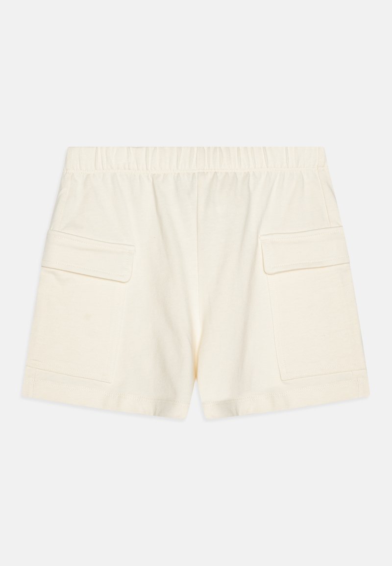 Shorts en coton beige clair avec une taille élastique, dotés de deux poches latérales et d'une coupe droite.