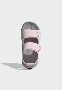 Sandal rosa pallido con due cinturini regolabili, suola grigia texturizzata e design arrotondato. Caratterizzato da una soletta testurizzata per una migliore aderenza.