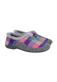 Zapatillas de casa grises con un colorido patrón a rayas en rosa, azul y púrpura. Cuentan con un suave forro gris de felpa y una suela negra flexible.