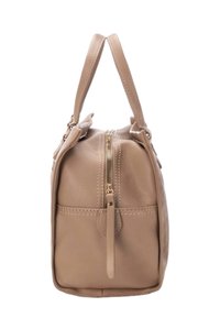Bolso de mano de cuero beige con una forma estructurada, dobles asas superiores y un cierre de cremallera en tono dorado que presenta un sutil detalle en relieve.