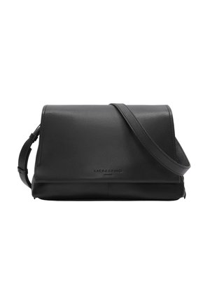 Schwarze Leder-Umhängetasche mit Klappenverschluss und verstellbarem Gurtband, minimalistisches Design, geprägt mit Markennamen vorne in der Mitte.